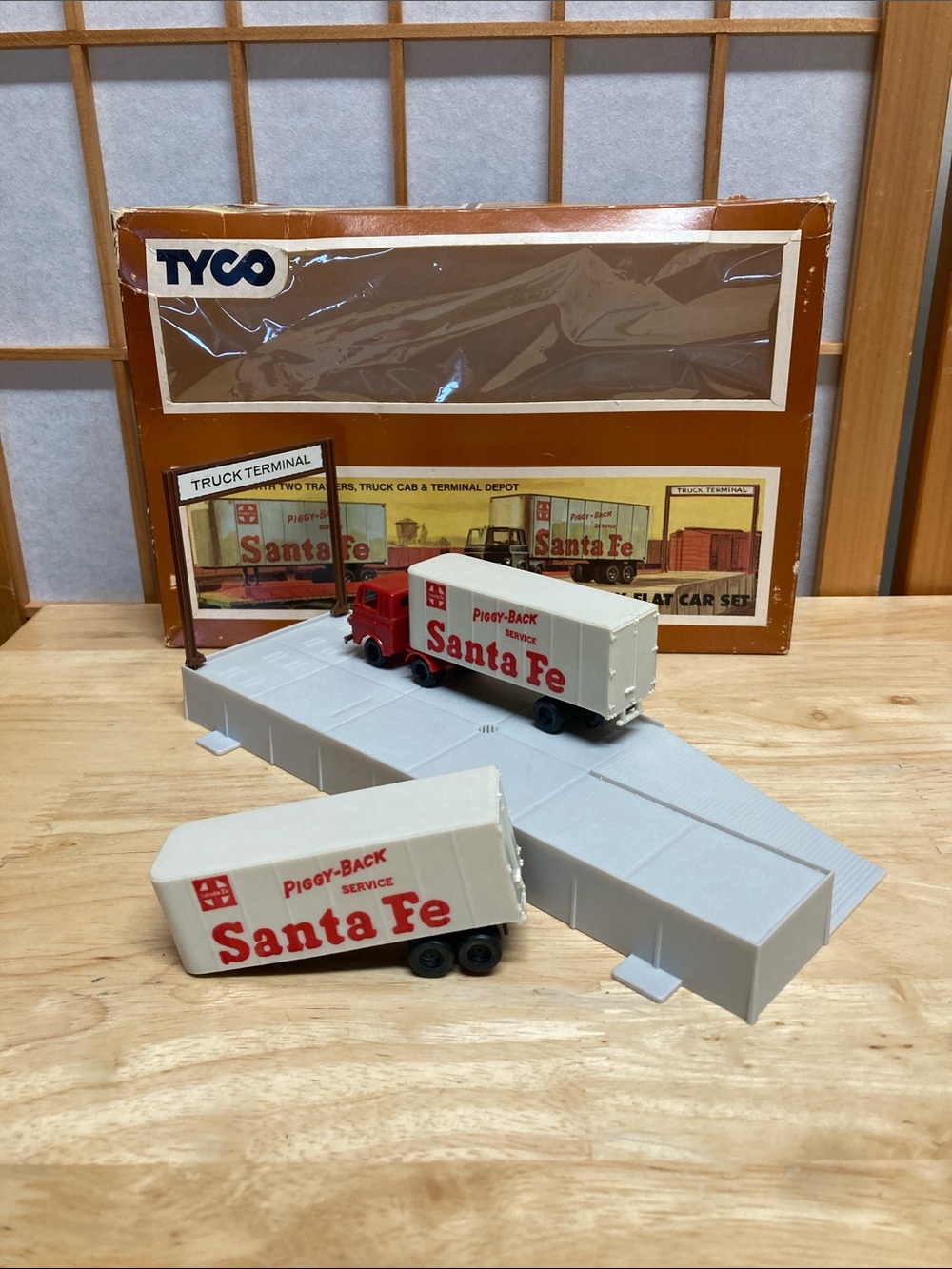 Vintage Tyco HO Scale Santa Fe Piggyback Flat Car Set No. 348 Truck Terminal